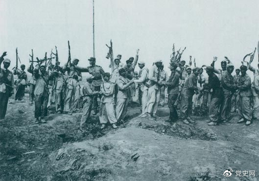 1953年7月28日,朝鲜人民军来到志愿军阵地上,互相祝贺、共同欢呼抗美斗争的伟大胜利。 1953年7月28日,朝鲜人民军来到志愿军阵地上,互相祝贺、共同欢呼抗美斗争的伟大胜利。